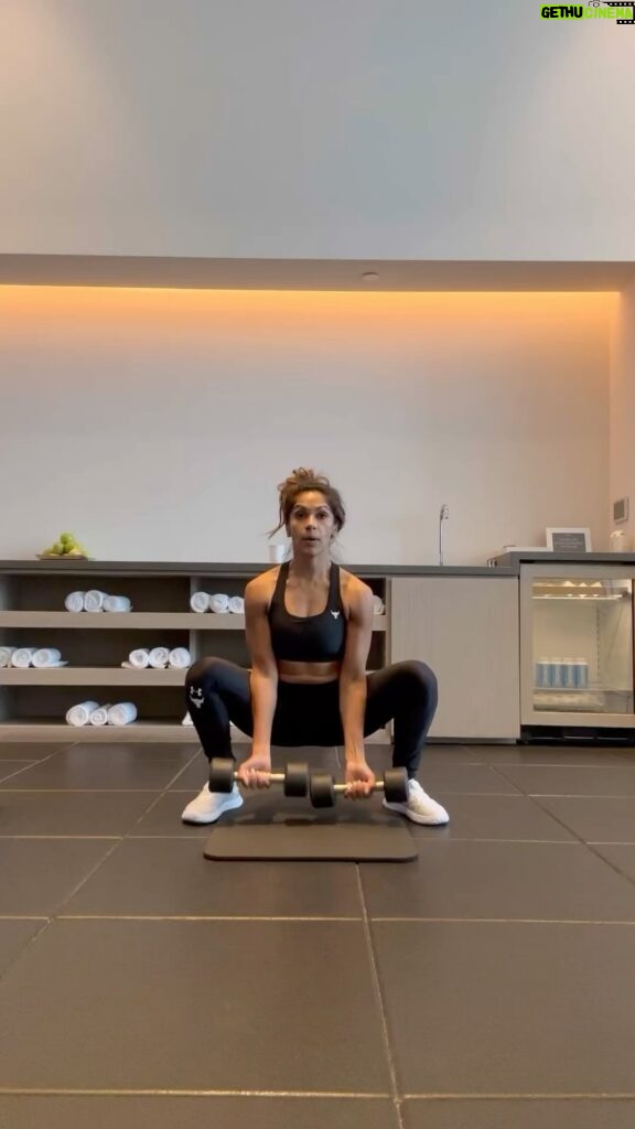 Sangita Patel Instagram - It’s #FITNESSTUESDAY !!! Full body workout on the go! Grab some weights - get those reps in! Yup, pushup-burpees are involved 🤷🏽‍♀️😂 Try for 3 sets 10 reps of each exercise 💪🏽 #MOTIVATE #Fitness #FullBody #WorkHardPlayHard #Smile