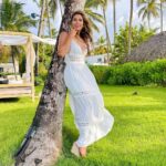 Sangita Patel Instagram – FashiON
Oh my, did we ever play with colours shooting Love and Translation 🌈 
Which is your favourite look?
A – Bluey-yellowy
B – Orangey 
C – Limey 
D – Greeny
E – Tropically
F – Blanche
G – Reddy 
H – Flowery
I – Highlighty 
J – Greeny 2.0 

All looks courtesy of my @aliciasmcn 
Kudos to @briangonerogue – every hairdo had a story! Hard to keep it up while shooting in 35 degrees! Luv ya buddy 

Back on Sunday with episode 4 it’s going to juicy on @tlc @streamonmax 😁

#Fashion #onSet #host #looks