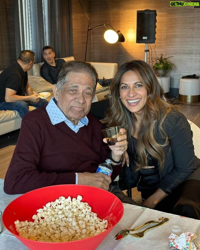 Sangita Patel Instagram - Das and I wanted to wish you a Merry Christmas and happy holidays. You know there are some holidays where you will you say ‘remember when’ - moments you won’t forget, this was one of them for me… Blessed to have this time with family, my dad ❤️ Sending everyone a big squeeze this holiday - grateful, full of joy and love 🥰 #MerryChristmas #Family #MyDad