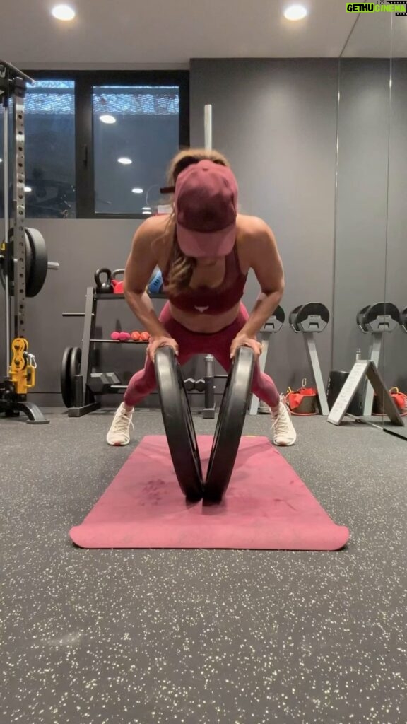 Sangita Patel Instagram - It’s #FITNESSTUESDAY !!! Let’s GO 💪🏽 Full body workout - push yourself, test your core and mostly have fun 😊 The triangle The rollout The pick be up The reach The wiggle 😂 Try from 4-6 reps Do you feel the energy?! You got this 🥰 #Exercise #MakeItFun #Workout #MOTIVATE #INSPIRE #Smile