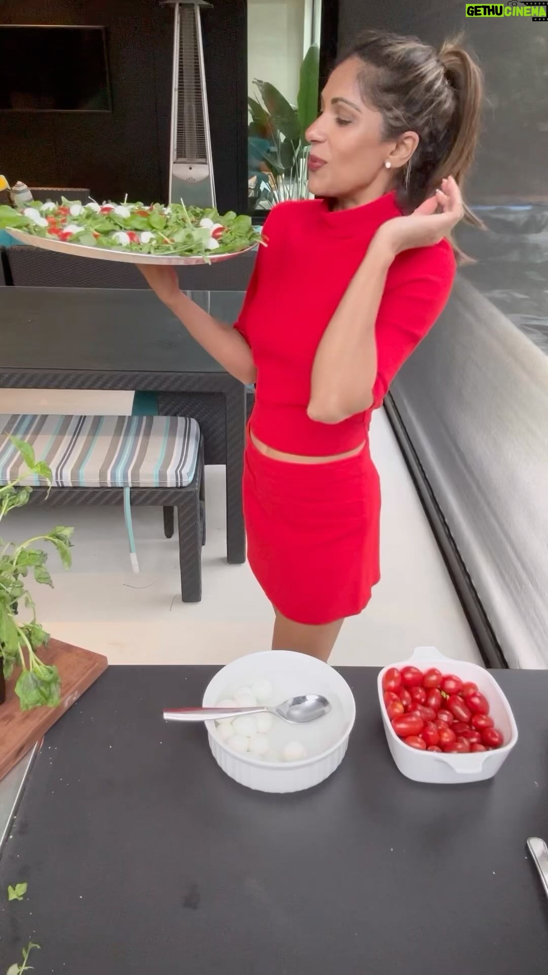 Sangita Patel Instagram - Caprese Wreath🥗 I love a good caprese salad, the sweet basil, acidic tomatoes, milky mozzarella with virgin oil and some sweet balsamic glaze - it’s the best combo! Bedded with baby Arugula to give a full luscious wreath. Perfect for the holidays as a snack/appetizer 🥰 Easy peasy and fun! The kids can make it lol. #CapreseSalad #Holidays #CookinWSangi #outsidekitcehn