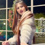 Saniya Shaikh Instagram - Chahu Main yaa na 🤍 Outfit by: @the_wow_factory.karnal Makeup by : @soumya_adwanii . . . . . . . . #sanufam #sanulove #smile #aashique2 #chahumainyaanaa #reelkarofeelkaro #reelitfeelit #old #expression #cute #indore #shoot #song
