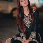 Saniya Shaikh Instagram - Magar Tu mere liye tarse …🖤 . . . . . . . . . . . . . . . #sanufam #sanulove #sad #expression #old #dream #reelkarofeelkaro #reelitfeelit #broken #lines #foryou #smile #expression #rose #red #dialogue #kbye
