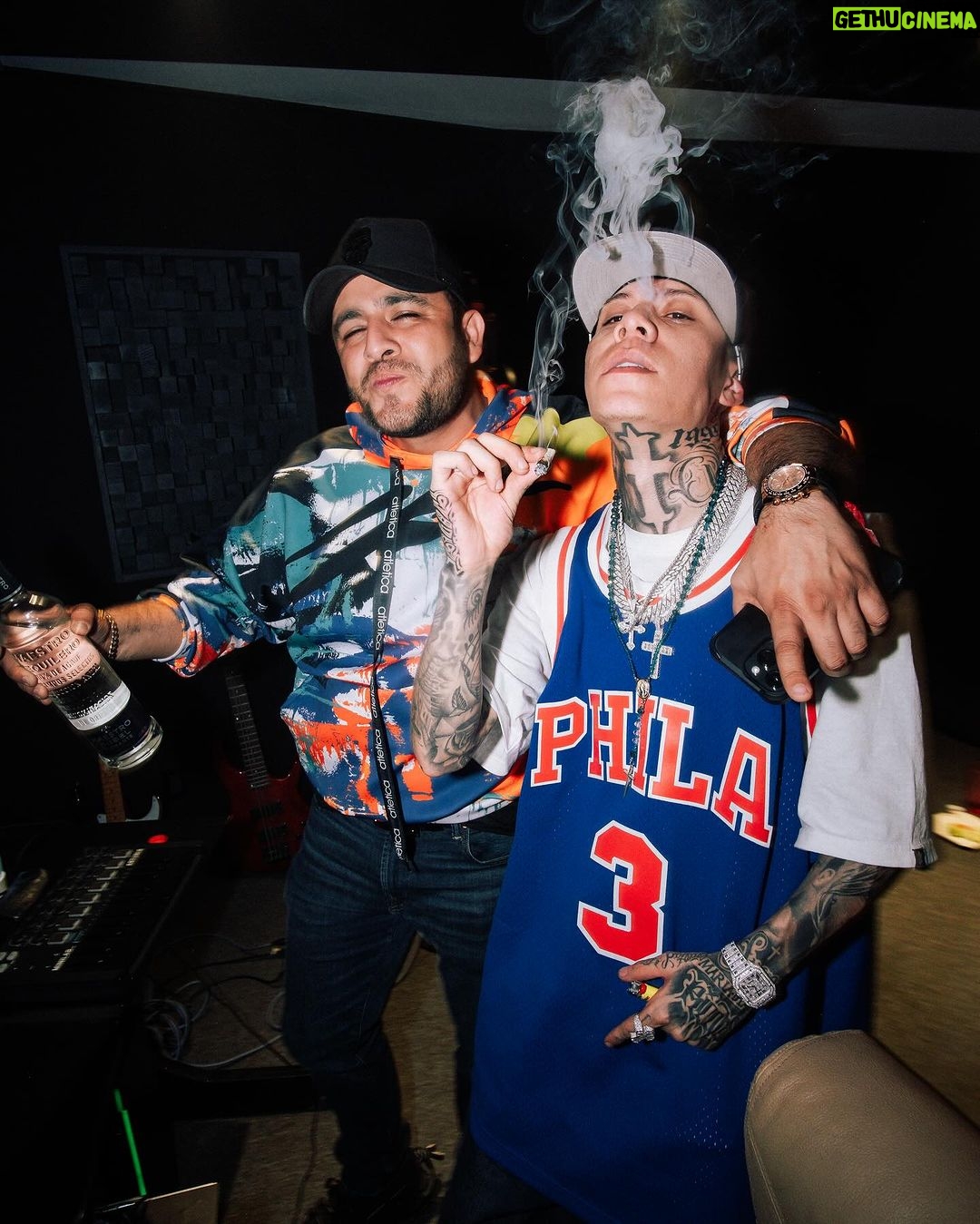 Santa Fe Klan Instagram - Unos tequilas y unas rolas con mi carnal @gallo_elizalde π₯ π₯VIVA MΓXICO π²π½πΆπ₯ππ»π @473music_oficial πΈ: @aese13