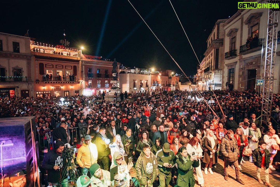 Santa Fe Klan Instagram - MUCHAS GRACIAS GUANAJUATO, cerramos el año en Casa, con todo el BARRIO 😎🎶🔥 Gracias por acompañarnos la noche de ayer!! GRACIAS A MIS CARNALES EL @gallo_elizalde @larondabogota y @patomachete por caerle al fieston 🙌🏻 VIVA GUANAJUATO 🇲🇽🔥🍾 ARRIBA LA SANTA CARNAL!!! 🔥🔥🔥🔥 Guanajuato,Gto