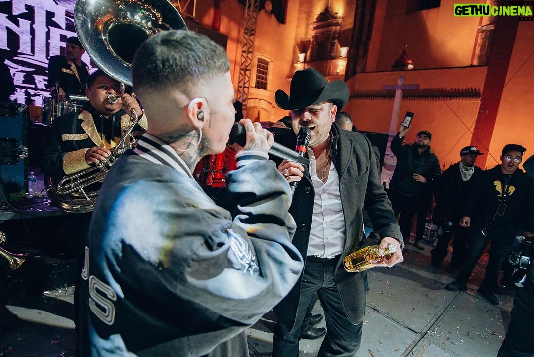 Santa Fe Klan Instagram - MUCHAS GRACIAS GUANAJUATO, cerramos el año en Casa, con todo el BARRIO 😎🎶🔥 Gracias por acompañarnos la noche de ayer!! GRACIAS A MIS CARNALES EL @gallo_elizalde @larondabogota y @patomachete por caerle al fieston 🙌🏻 VIVA GUANAJUATO 🇲🇽🔥🍾 ARRIBA LA SANTA CARNAL!!! 🔥🔥🔥🔥 Guanajuato,Gto