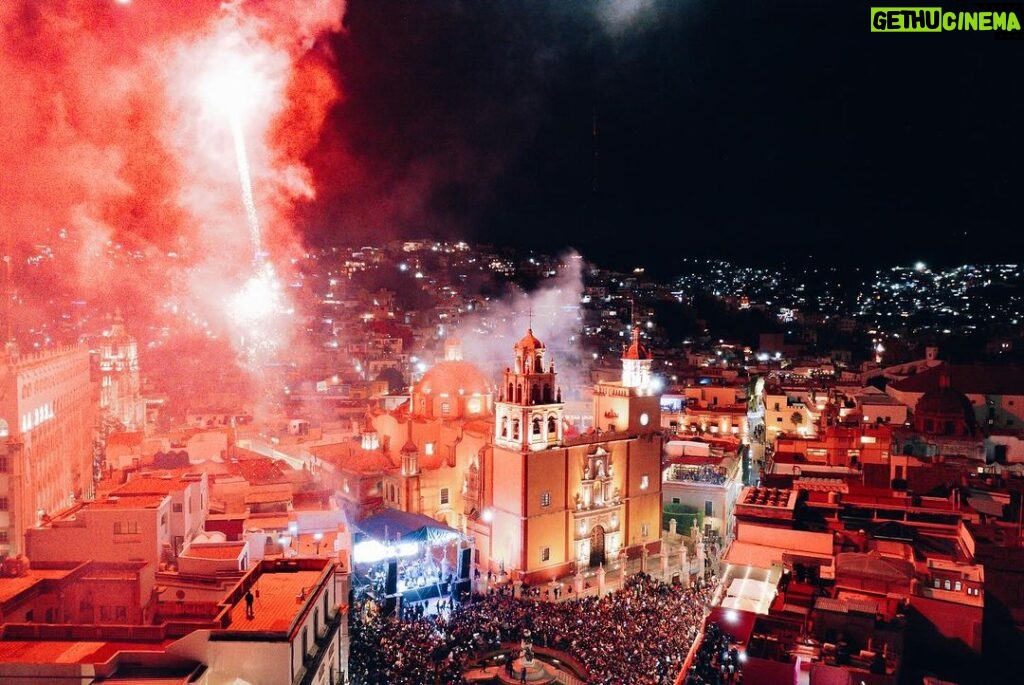 Santa Fe Klan Instagram - MUCHAS GRACIAS GUANAJUATO, cerramos el año en Casa, con todo el BARRIO 😎🎶🔥 Gracias por acompañarnos la noche de ayer!! GRACIAS A MIS CARNALES EL @gallo_elizalde @larondabogota y @patomachete por caerle al fieston 🙌🏻 VIVA GUANAJUATO 🇲🇽🔥🍾 ARRIBA LA SANTA CARNAL!!! 🔥🔥🔥🔥 Guanajuato,Gto
