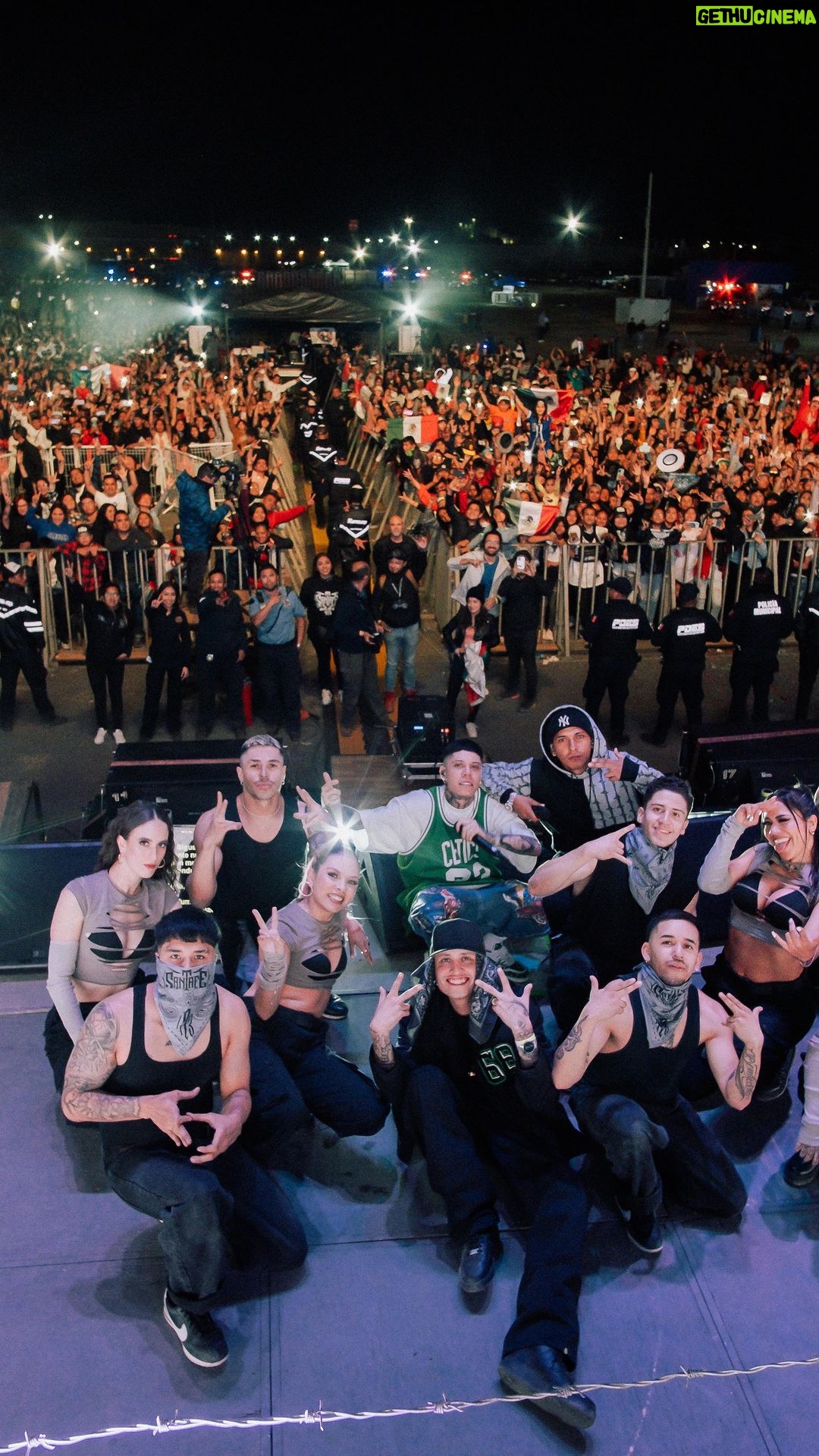 Santa Fe Klan Instagram - Y como bailaaa San Juan Del Río, Queretaro!! 🔥🔥 Gracias carnales por acompañarnos a mi y todo mi equipo la noche de ayer, la pasamos bien chingón!!!! ARRIBA LA SANTA FE!! #Queretaro #473Music @prajinmusicgroup 📹: @aese13 San Juan del Río, Querétaro