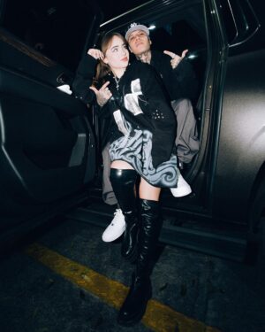Santa Fe Klan Instagram - Que chido Pasar la Navidad contigo @stela.mueller  Te Amo Mucho Mi Princesa Hermosaaa🖤🎄A TomaaaaR!🍻😜
