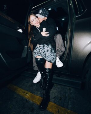 Santa Fe Klan Instagram - Que chido Pasar la Navidad contigo @stela.mueller  Te Amo Mucho Mi Princesa Hermosaaa🖤🎄A TomaaaaR!🍻😜