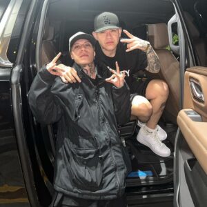 Santa Fe Klan Instagram - Éxito en todo carnal bendiciones Que le siga llendo bien chingon Un gusto encontrarmelo otra vez Nomás que tengamos chanse los 2 y nos metemos al estudio Ala orden mi carnal rompelaaaaa machín Arriba el @juniorh  ALV🇲🇽🔥