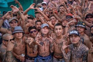 Santa Fe Klan Instagram - Apoco cres que es mentira todo lo que cantamos 💀 bienvenidos pal barrio
Arriba La Santa pinches vatos🔪
#ElQueQuieraGuerraPuesComoSea 
#TengoMisHombresConElicopterosEnLaAzotea