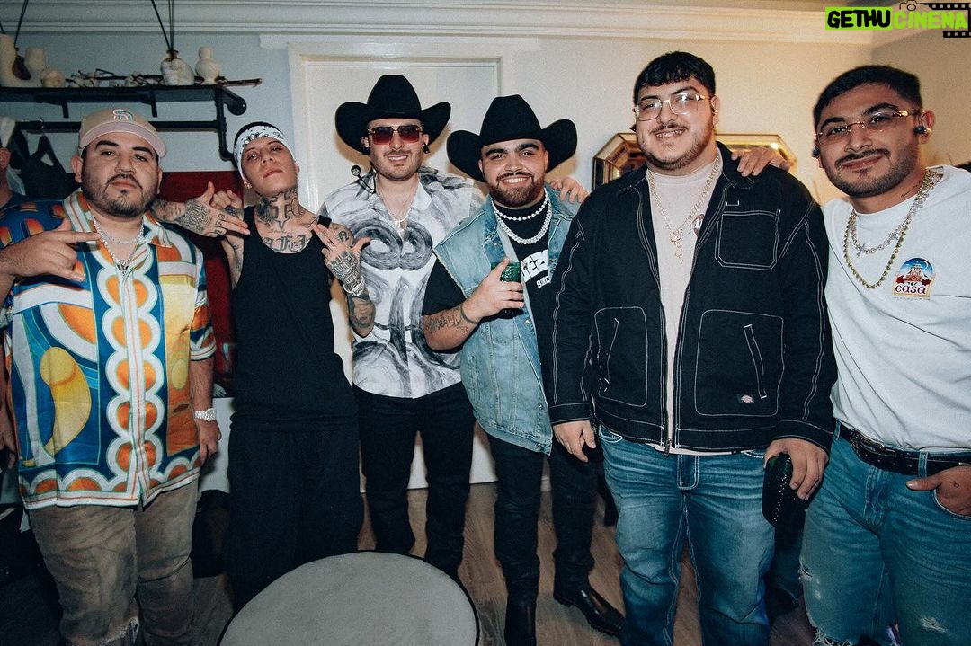 Santa Fe Klan Instagram - Que chingon la pase ayer con mis carnales de @grupofrontera 🔥Muchas gracias por invitarme a echar ese palomazo! Siganla rifando machin como lo estan haciendo carnales!🔥🔥🔥 #grupofrontera #santafeklan #musicadebarrio 📸: @_nevermorevhs_ @aese13 Guadalajara, Jalisco