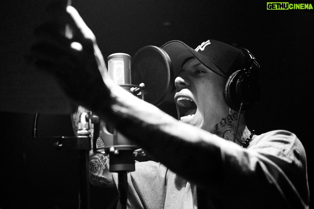 Santa Fe Klan Instagram - Noches de estudio para seguir dandole MΓΊsica a todos los barrios π²π½π₯ππ£ Pura @473music_oficial π πΈ: @aese13 #MusicaDeBarrio Mexico