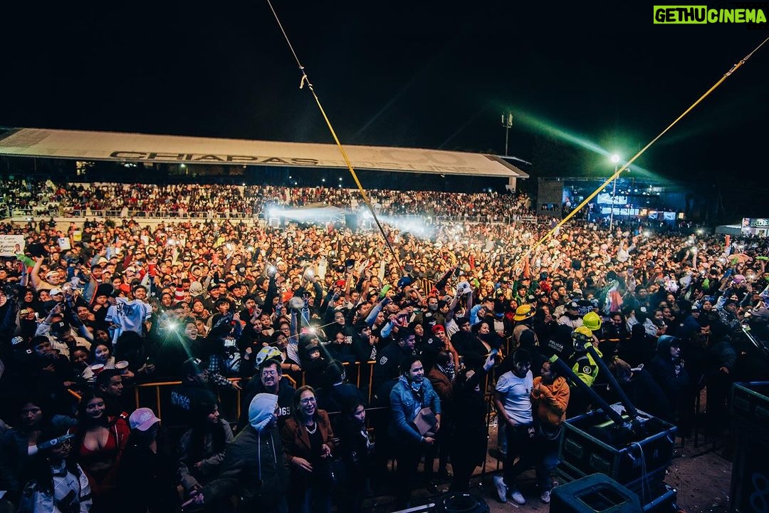 Santa Fe Klan Instagram - 🔥Tuxtla Gutierrez Chiapas! Nos la pasamos bien chingon!! Muchas gracias por acompañarnos en nuestro ultimo evento del año 🔥🔥 Nos vemos pronto carnales 🔥🇲🇽🚀🌎🎶 Arriba la Santa !!! #TodoYNadaTour 📸: @aese13