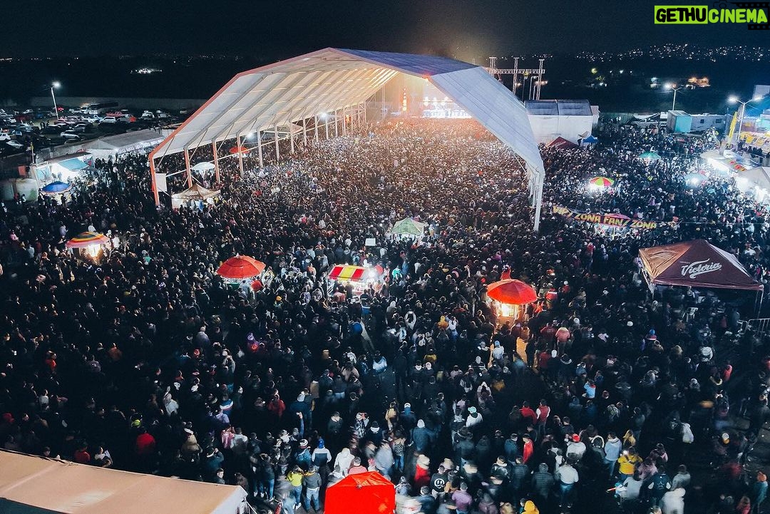 Santa Fe Klan Instagram - Zumpango Estado De Mรฉxico ๐ฒ๐ฝ ๐ฅ๐ฅ๐ฅ๐ฅ Se puso bien chingona la fiesta locos!!! MUCHAS GRACIAS por acompaรฑarnos banda๐๐ป๐๐ป Arriba la Santa locos!!! ๐๐๐๐ฅ๐ถ @473music_oficial #SantaFeKlan ๐ธ @aese13