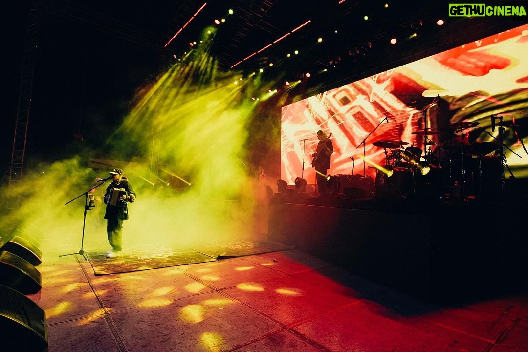 Santa Fe Klan Instagram - Y arriba Queretaroooo!!🔥🔥 Nos la pasamos bien chingon la noche de ayer banda!!! Gracias por acompañarnos 🙌🏻 Somos La Santa Carnal!!!🇲🇽🔥 #Queretaro #473Music 📸: @aese13