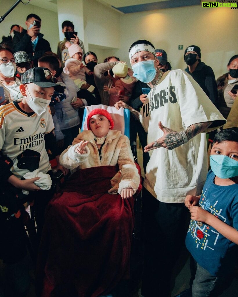 Santa Fe Klan Instagram - Gracias a la gente del @hospitalteleton en Queretaro por ayer dejarme ir a visitar y cantarles unas rolas a todos los niños ❤️‍🩹 aquí estamos a la orden y échenle muchas ganas que todo estará bien 🫶🤜🏻🤛🏻 #EAQTC #473music @aese13 📸