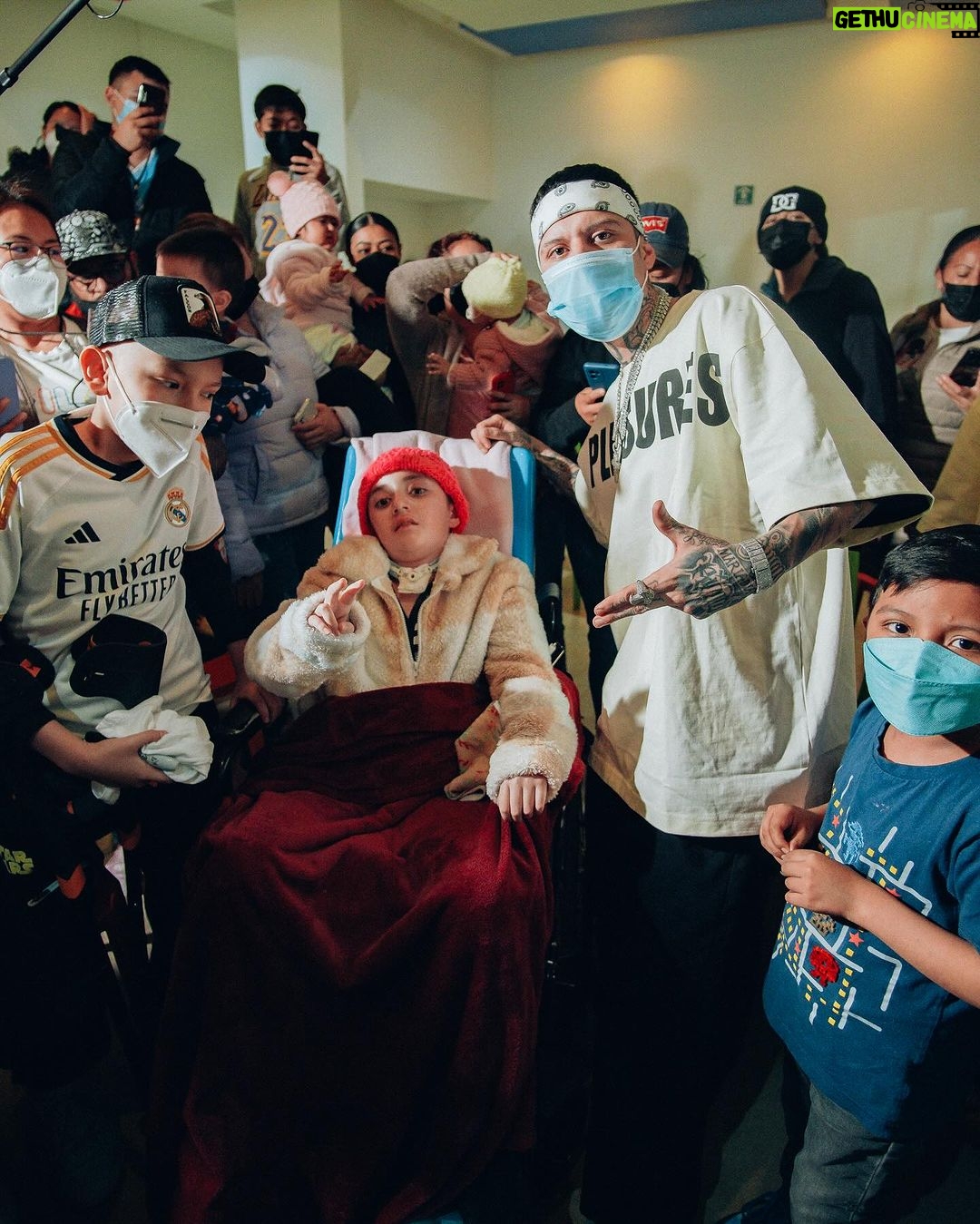 Santa Fe Klan Instagram - Gracias a la gente del @hospitalteleton en Queretaro por ayer dejarme ir a visitar y cantarles unas rolas a todos los niños ❤️🩹 aquí estamos a la orden y échenle muchas ganas que todo estará bien 🫶🤜🏻🤛🏻 #EAQTC #473music @aese13 📸
