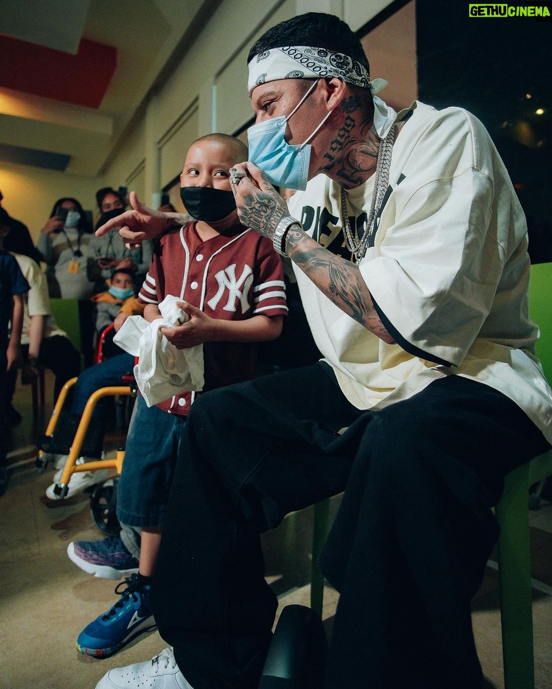 Santa Fe Klan Instagram - Gracias a la gente del @hospitalteleton en Queretaro por ayer dejarme ir a visitar y cantarles unas rolas a todos los niños ❤️🩹 aquí estamos a la orden y échenle muchas ganas que todo estará bien 🫶🤜🏻🤛🏻 #EAQTC #473music @aese13 📸