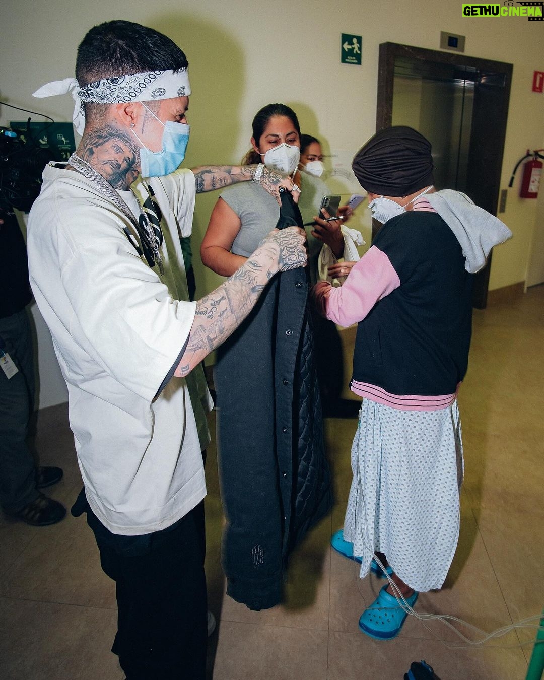 Santa Fe Klan Instagram - Gracias a la gente del @hospitalteleton en Queretaro por ayer dejarme ir a visitar y cantarles unas rolas a todos los niños ❤️🩹 aquí estamos a la orden y échenle muchas ganas que todo estará bien 🫶🤜🏻🤛🏻 #EAQTC #473music @aese13 📸