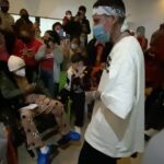 Santa Fe Klan Instagram - Gracias a la gente del @hospitalteleton en Queretaro por ayer dejarme ir a visitar y cantarles unas rolas a todos los niños ❤️‍🩹 aquí estamos a la orden y échenle muchas ganas que todo estará bien 🫶🤜🏻🤛🏻 #EAQTC #473music @aese13 📸