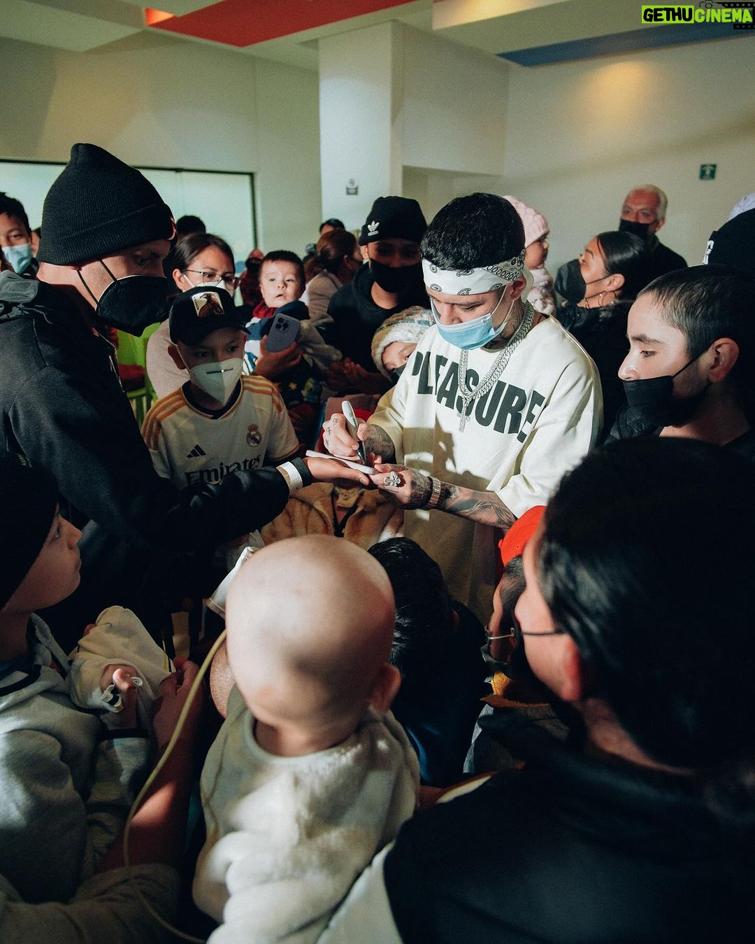 Santa Fe Klan Instagram - Gracias a la gente del @hospitalteleton en Queretaro por ayer dejarme ir a visitar y cantarles unas rolas a todos los niños ❤️🩹 aquí estamos a la orden y échenle muchas ganas que todo estará bien 🫶🤜🏻🤛🏻 #EAQTC #473music @aese13 📸