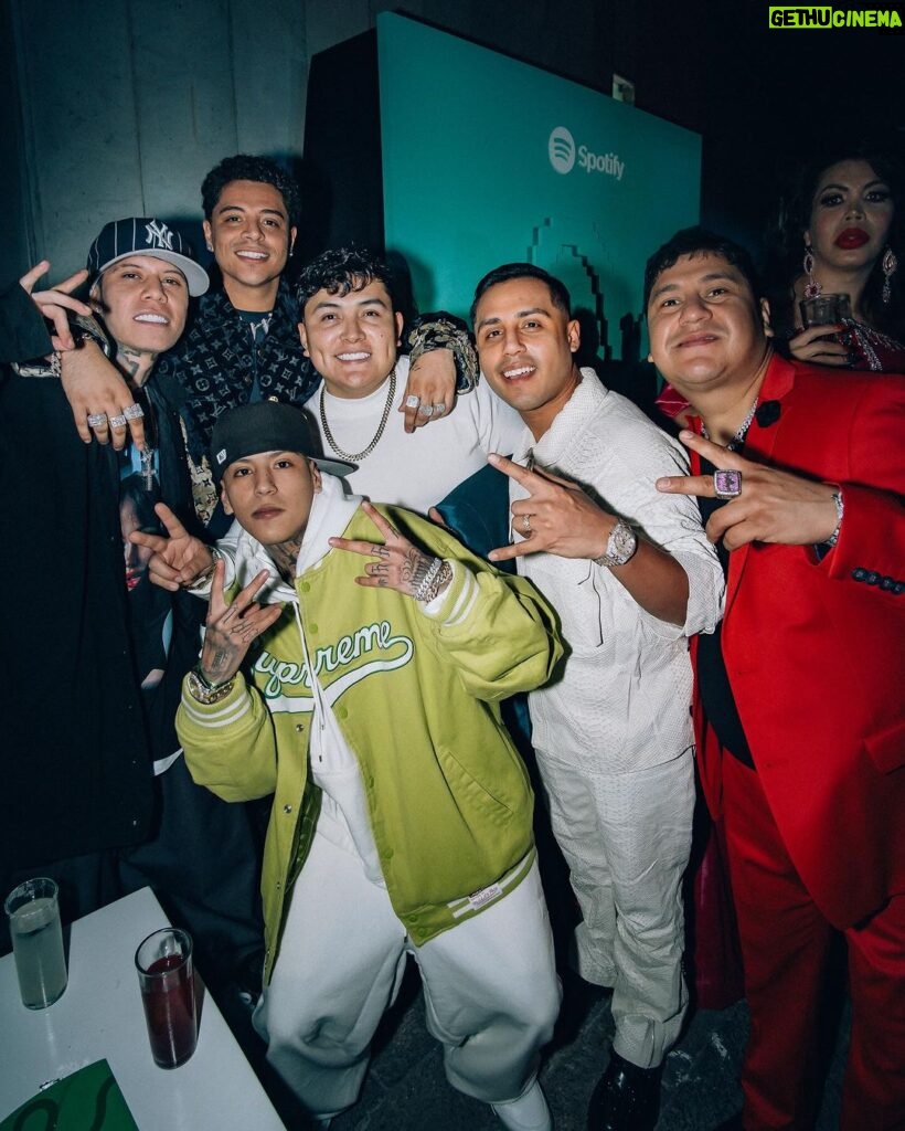 Santa Fe Klan Instagram - En la fiesta de los 10 años de @spotifymexico 🙌🏻🙌🏻 Que chingon topar a muchos colegas y gente que realiza pura música chingona!!! 🔥Viva México 🔥😎🇲🇽 🚀🌎 #473music #ArribaLaSanta 📸: @aese13 Mexico City, Mexico