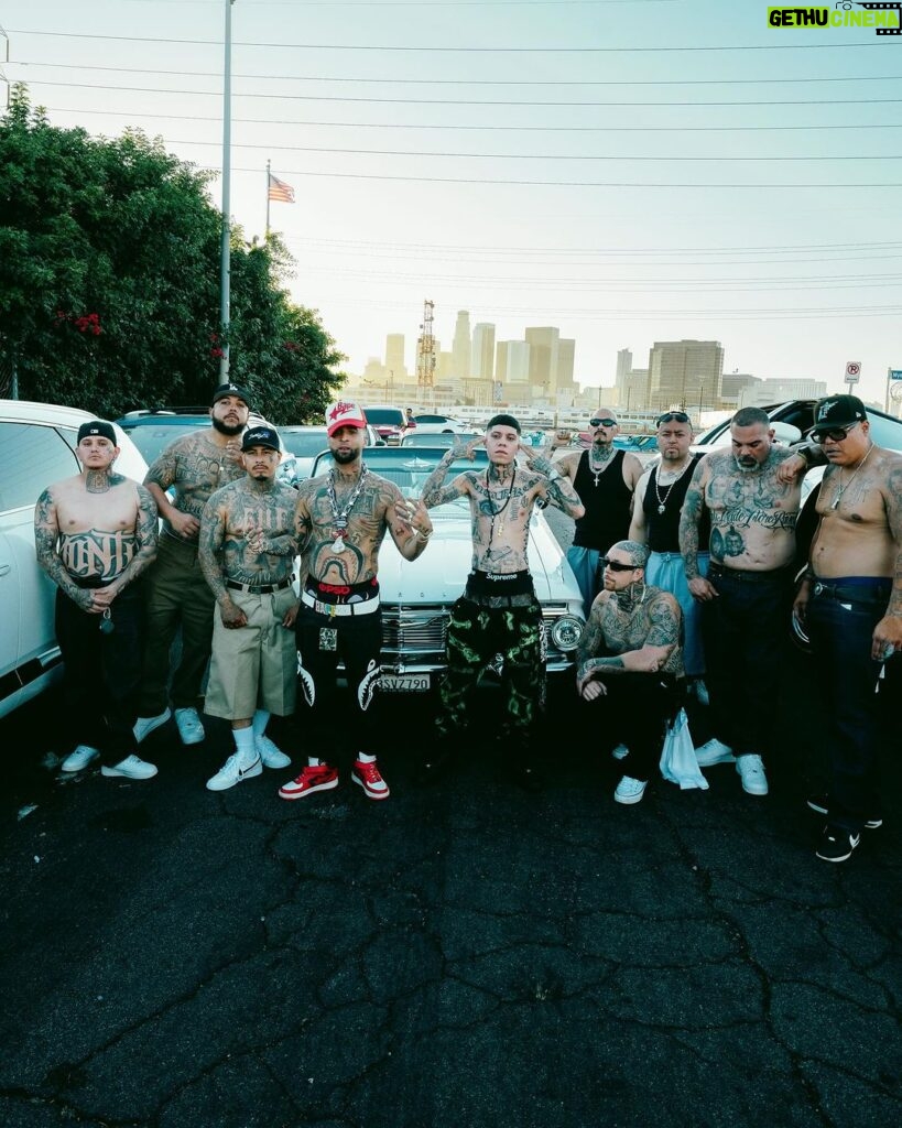 Santa Fe Klan Instagram - Así Moriré junto a mi carnal @ovi_oficial ya disponible por todos lados 🔥💀🔪🔥 🇲🇽🇨🇺🚀🌎 Los Angeles, California.