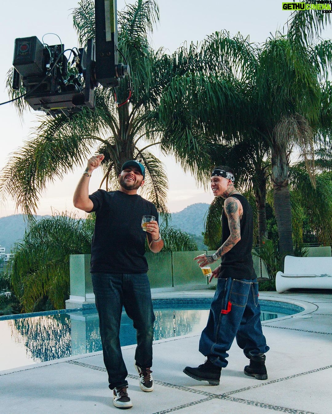 Santa Fe Klan Instagram - 3 De La Mañana, junto a mi carnal @gerardoortizoficial ya está disponible en todas las plataformas raza!! Vayan a escuchar y compartir 🔥🔥 Viva México locos! 🇲🇽💀🔥🤜🏻🤛🏻 #473music #somoslasantacarnal 📸: @aese13 Mexico