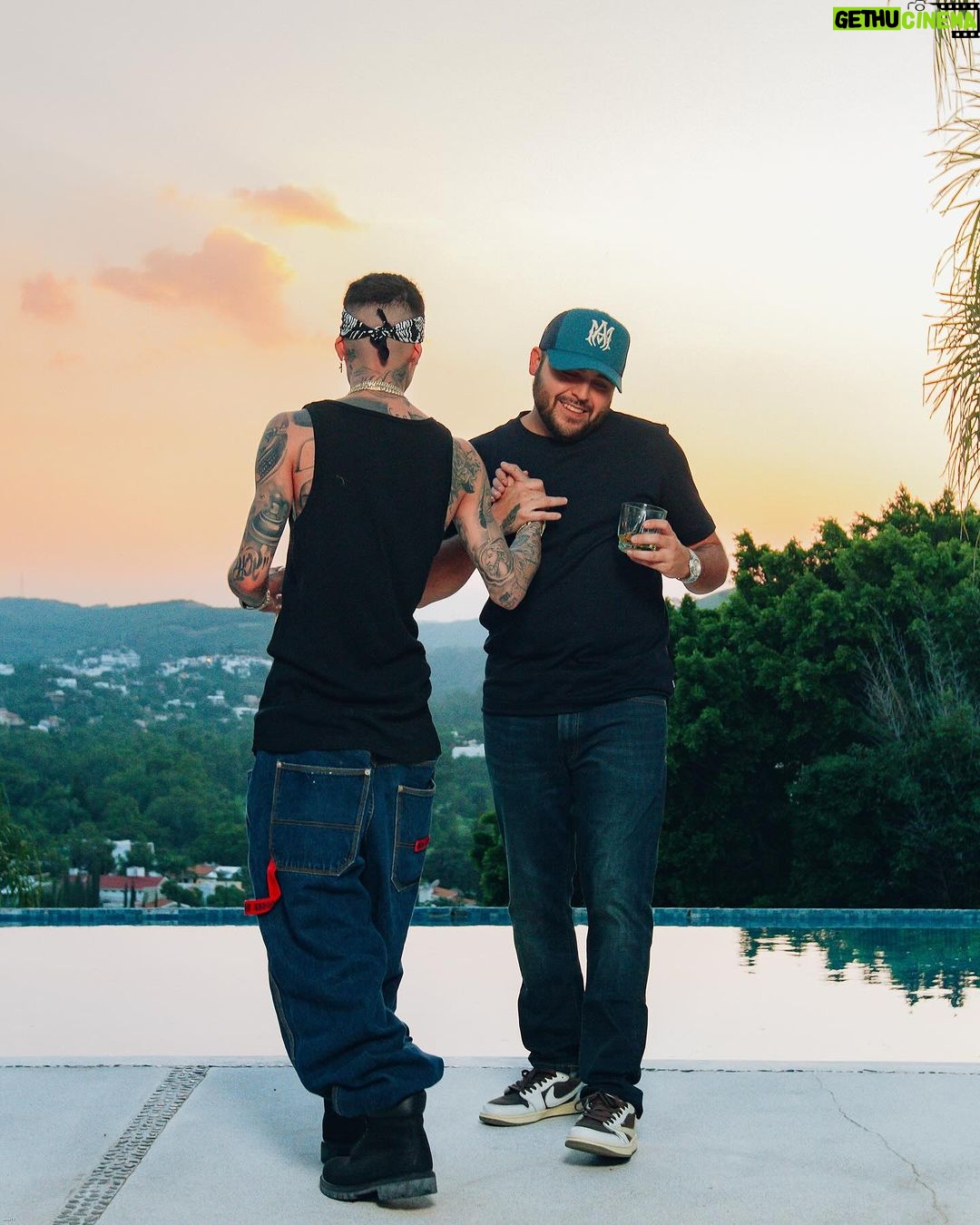 Santa Fe Klan Instagram - 3 De La Mañana, junto a mi carnal @gerardoortizoficial ya está disponible en todas las plataformas raza!! Vayan a escuchar y compartir 🔥🔥 Viva México locos! 🇲🇽💀🔥🤜🏻🤛🏻 #473music #somoslasantacarnal 📸: @aese13 Mexico