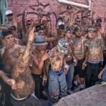 Santa Fe Klan Instagram - Apoco cres que es mentira todo lo que cantamos 💀 bienvenidos pal barrio Arriba La Santa pinches vatos🔪 #ElQueQuieraGuerraPuesComoSea #TengoMisHombresConElicopterosEnLaAzotea Santa Fé, Guanajuato
