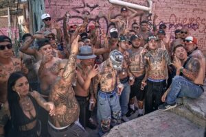 Santa Fe Klan Instagram - Apoco cres que es mentira todo lo que cantamos 💀 bienvenidos pal barrio
Arriba La Santa pinches vatos🔪
#ElQueQuieraGuerraPuesComoSea 
#TengoMisHombresConElicopterosEnLaAzotea