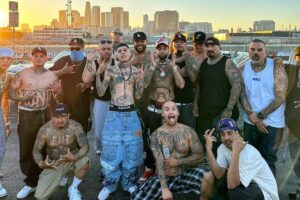 Santa Fe Klan Instagram - Apoco cres que es mentira todo lo que cantamos 💀 bienvenidos pal barrio
Arriba La Santa pinches vatos🔪
#ElQueQuieraGuerraPuesComoSea 
#TengoMisHombresConElicopterosEnLaAzotea