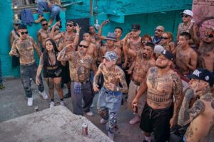Santa Fe Klan Instagram - Apoco cres que es mentira todo lo que cantamos 💀 bienvenidos pal barrio
Arriba La Santa pinches vatos🔪
#ElQueQuieraGuerraPuesComoSea 
#TengoMisHombresConElicopterosEnLaAzotea
