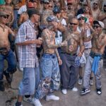 Santa Fe Klan Instagram - Apoco cres que es mentira todo lo que cantamos 💀 bienvenidos pal barrio Arriba La Santa pinches vatos🔪 #ElQueQuieraGuerraPuesComoSea #TengoMisHombresConElicopterosEnLaAzotea Santa Fé, Guanajuato