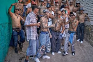 Santa Fe Klan Instagram - Apoco cres que es mentira todo lo que cantamos 💀 bienvenidos pal barrio
Arriba La Santa pinches vatos🔪
#ElQueQuieraGuerraPuesComoSea 
#TengoMisHombresConElicopterosEnLaAzotea