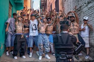 Santa Fe Klan Instagram - Apoco cres que es mentira todo lo que cantamos 💀 bienvenidos pal barrio
Arriba La Santa pinches vatos🔪
#ElQueQuieraGuerraPuesComoSea 
#TengoMisHombresConElicopterosEnLaAzotea