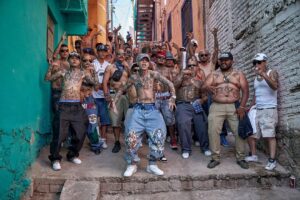 Santa Fe Klan Instagram - Apoco cres que es mentira todo lo que cantamos 💀 bienvenidos pal barrio
Arriba La Santa pinches vatos🔪
#ElQueQuieraGuerraPuesComoSea 
#TengoMisHombresConElicopterosEnLaAzotea
