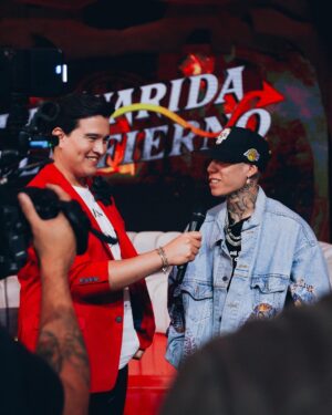 Santa Fe Klan Instagram - Gracias a los carnales de #laguaridadelinfierno por invitarme a cantar unas rolas 🔥 la pasamos chingon! Arriba la Santa!! 🇲🇽
#PuraMusicaDeBarrio