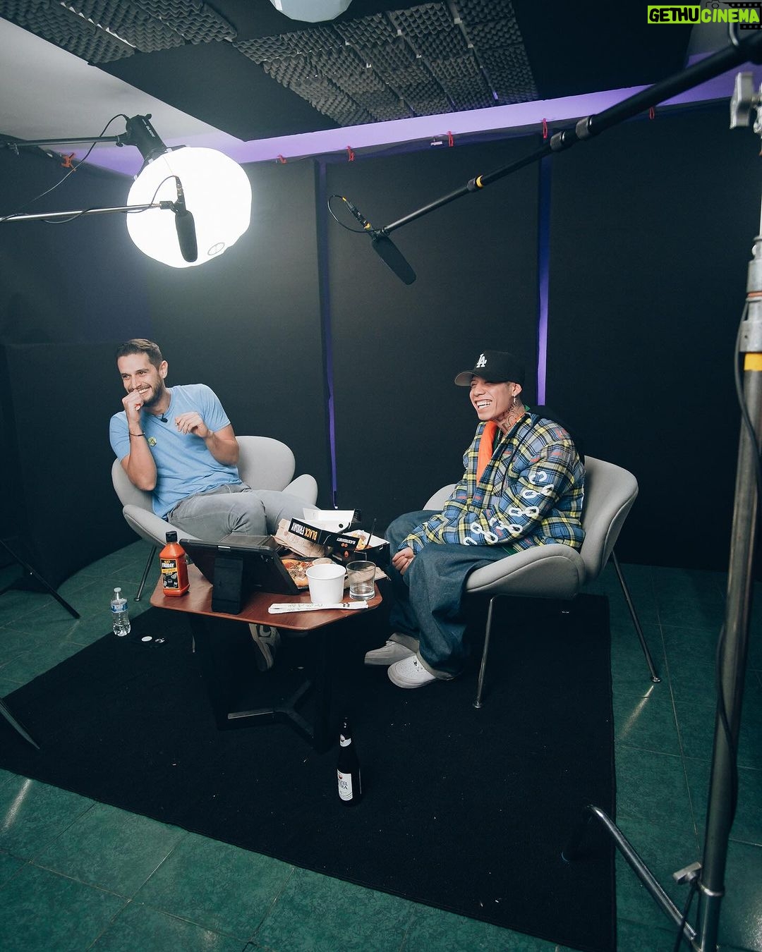 Santa Fe Klan Instagram - Ya se encuentra disponible la entrevista con mi carnal @adrianmarcelo10 pasen a comentar y compartir raza!! Gracias por la invitaci贸n carnal! 馃敟馃敟馃敟 #473music #santafeklan @aese13 馃摳