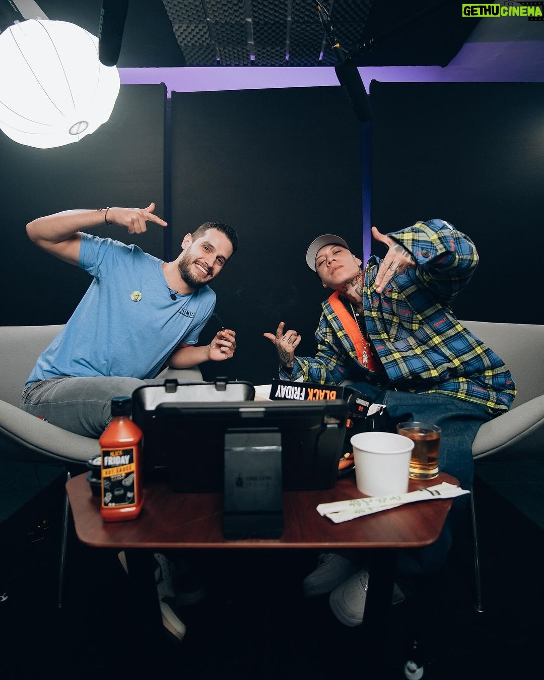 Santa Fe Klan Instagram - Ya se encuentra disponible la entrevista con mi carnal @adrianmarcelo10 pasen a comentar y compartir raza!! Gracias por la invitaci贸n carnal! 馃敟馃敟馃敟 #473music #santafeklan @aese13 馃摳
