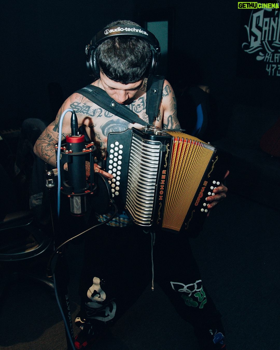 Santa Fe Klan Instagram - πͺπΆπ₯ποΈπ²π½ VAMOS A DARLE CON TODO #PuraMUSICAdeBARRIO π