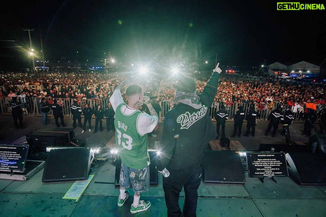 Santa Fe Klan Instagram - San Juan Del Río, Querétaro 🍻🔥🔥🔥 Empezamos el año a toda madre con ustedes carnales GRACIAS por acompañarnos, QUE CHINGON NOS LA PASAMOS! ARRIBA QUERÉTARO!!! PURA SANTA🔥🔥🔥💀🚀🇲🇽 #SomosLaSantaCarnal #473Music #Queretaro 📸: @aese13 San Juan del Río, Querétaro