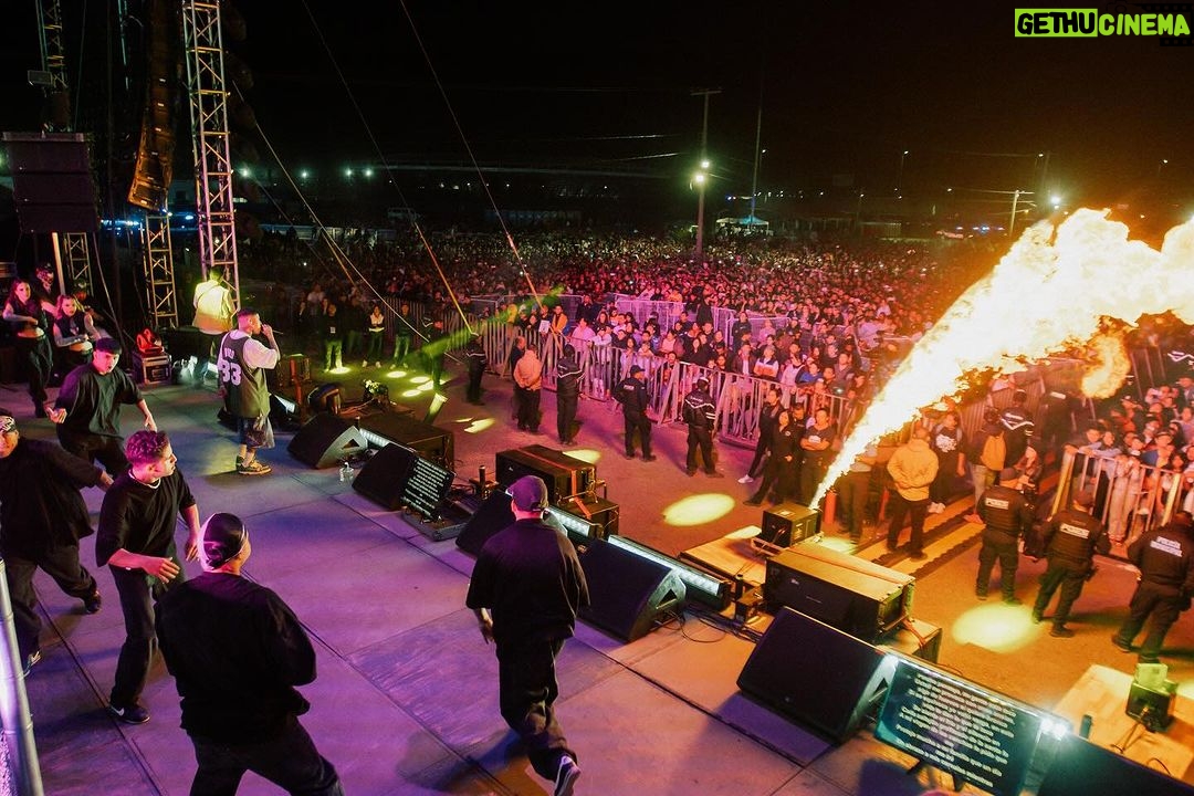Santa Fe Klan Instagram - San Juan Del Río, Querétaro 🍻🔥🔥🔥 Empezamos el año a toda madre con ustedes carnales GRACIAS por acompañarnos, QUE CHINGON NOS LA PASAMOS! ARRIBA QUERÉTARO!!! PURA SANTA🔥🔥🔥💀🚀🇲🇽 #SomosLaSantaCarnal #473Music #Queretaro 📸: @aese13 San Juan del Río, Querétaro