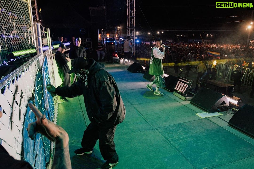 Santa Fe Klan Instagram - San Juan Del Río, Querétaro 🍻🔥🔥🔥 Empezamos el año a toda madre con ustedes carnales GRACIAS por acompañarnos, QUE CHINGON NOS LA PASAMOS! ARRIBA QUERÉTARO!!! PURA SANTA🔥🔥🔥💀🚀🇲🇽 #SomosLaSantaCarnal #473Music #Queretaro 📸: @aese13 San Juan del Río, Querétaro