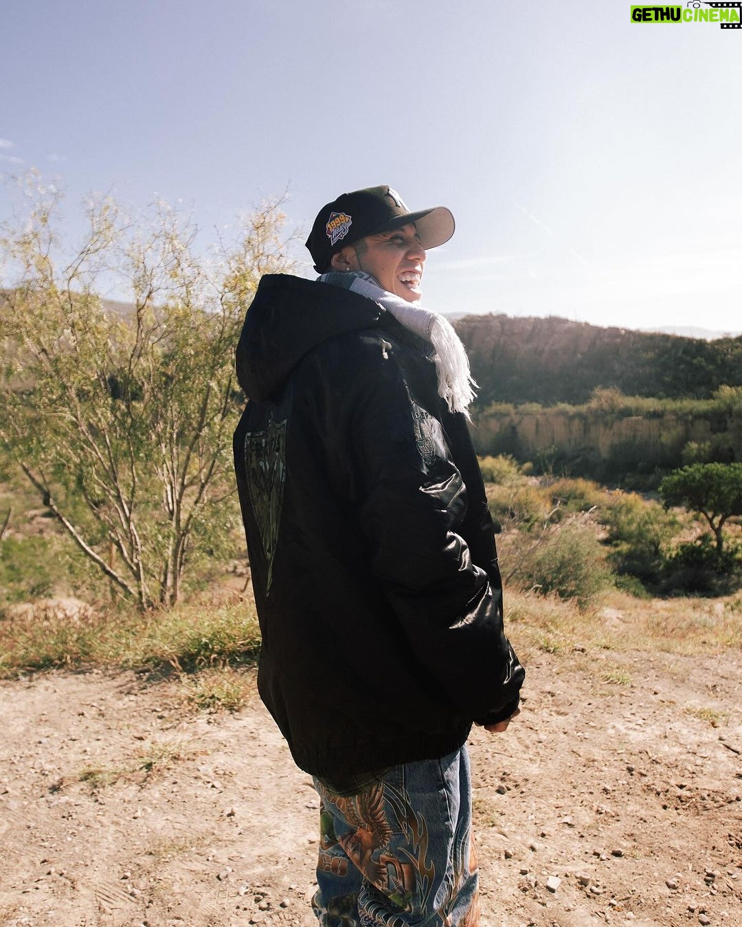 Santa Fe Klan Instagram - El WERO LOKO DE LA SANTA!! 🍺⛰️🌄 PURO PARRIBA 😎🔥 📸: @aese13 Nuevo Leon, Mexico