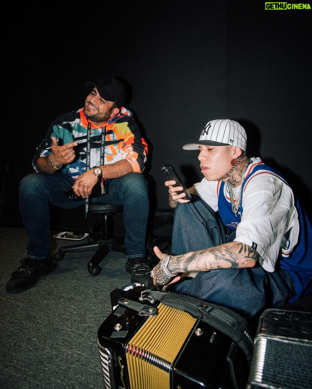 Santa Fe Klan Instagram - Unos tequilas y unas rolas con mi carnal @gallo_elizalde π₯ π₯VIVA MΓXICO π²π½πΆπ₯ππ»π @473music_oficial πΈ: @aese13