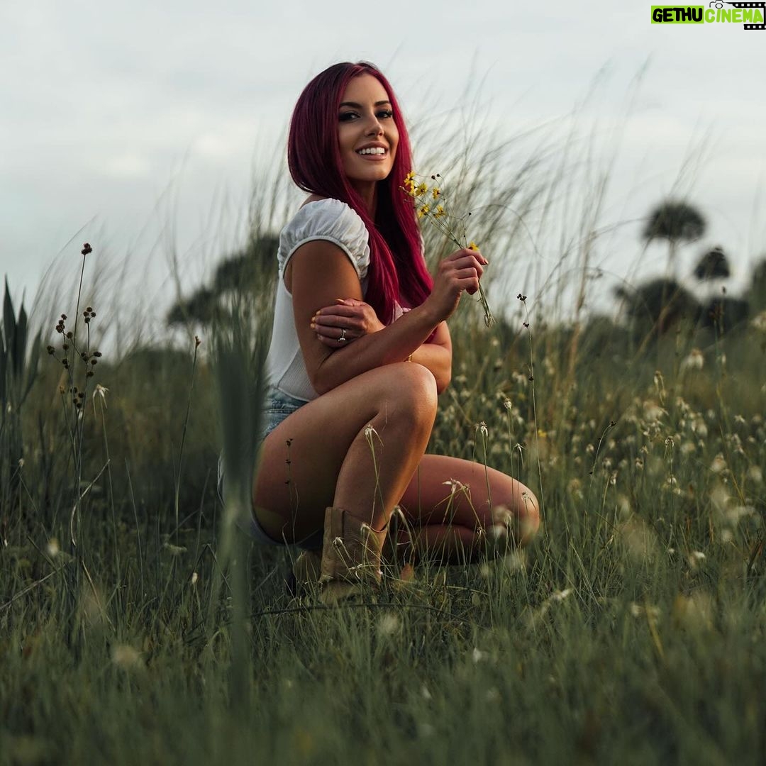 Santana Garrett Instagram - Work hard, play hard, dream big, love loads, laugh as much as you can, and give back.. š» Side note: my dad loved this song for me. šāØ #qotd #quote #quoteoftheday #smalltown #dream #inspire #love #laugh #believe #motivation #americanhoney #ocala #fl #country