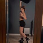 Santana Garrett Instagram - When the pre-workout kicks in… 💪🥳💥 #workout #fitness #gym #homeworkout #reels #fitchick #santanagarrett #health #muscle